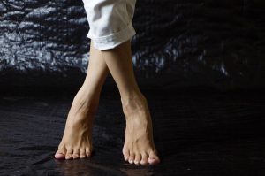 What causes dry skin on the feet